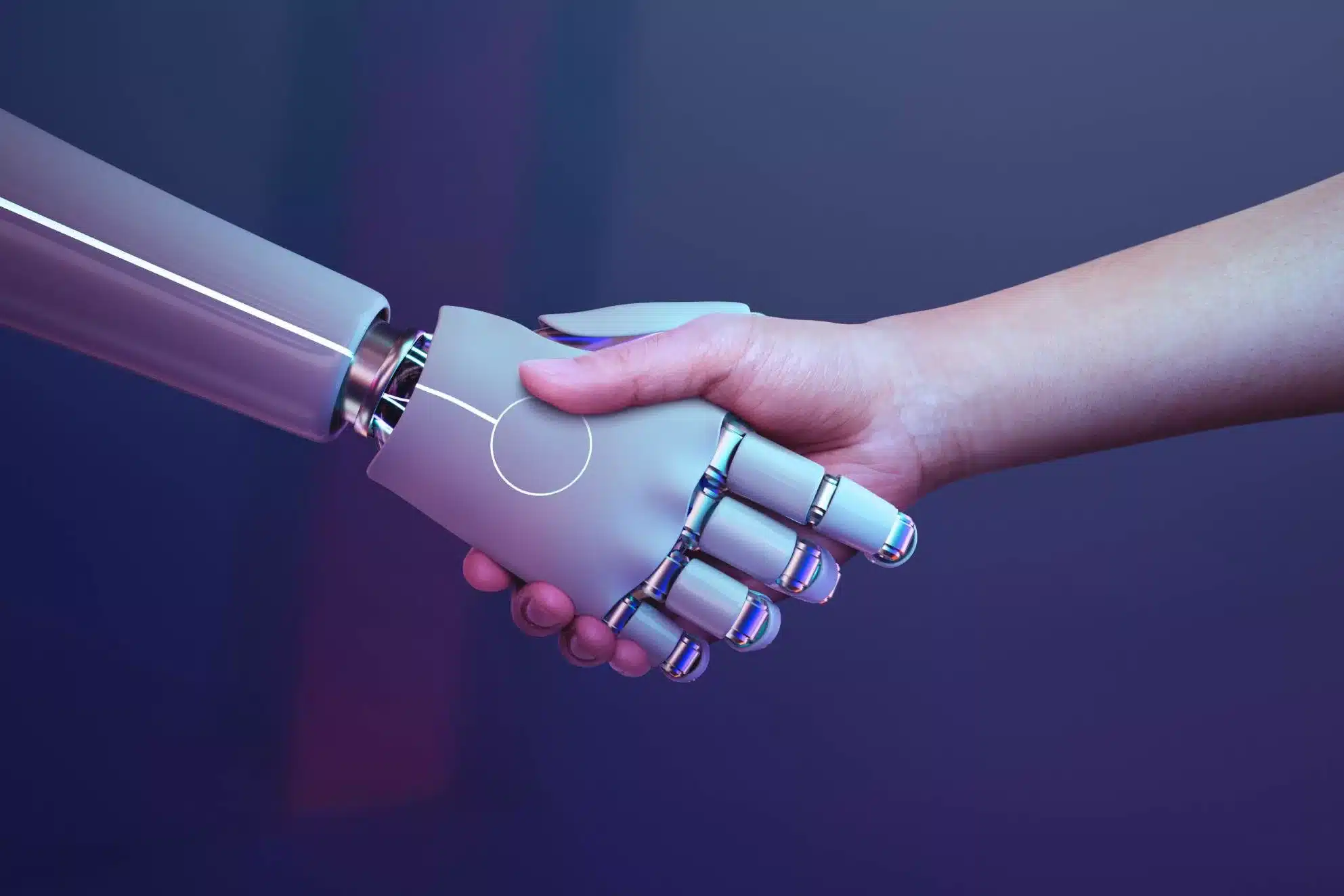 ľudská ruka si podáva ruku s robotom