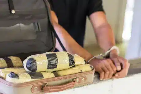 muž s putami a balík s drogami